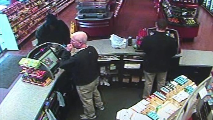 Záhadný muž v kapucni si na benzínovej stanici kúpil žreb, ktorý  neskôr vyhral 14,3 milióna dolárov.