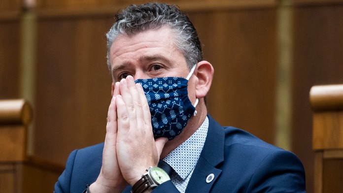 Návštevníci sa prechádzajú v parku v areáli Budatínskeho hradu.