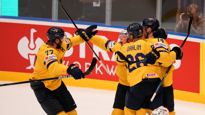 Švédsky hokejista Joel Erikson Ek (14) sa teší so spoluhráčmi po strelení víťazného gólu.