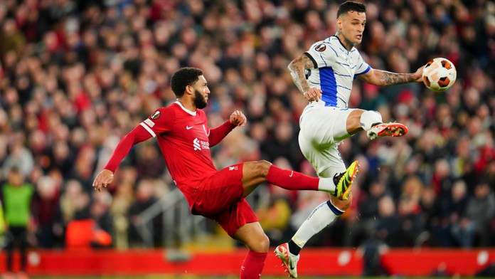 Futbalista Liverpoolu Joe Gomez (vľavo) a hráč Atalanty Gianluca Scamacca bojujú o loptu.