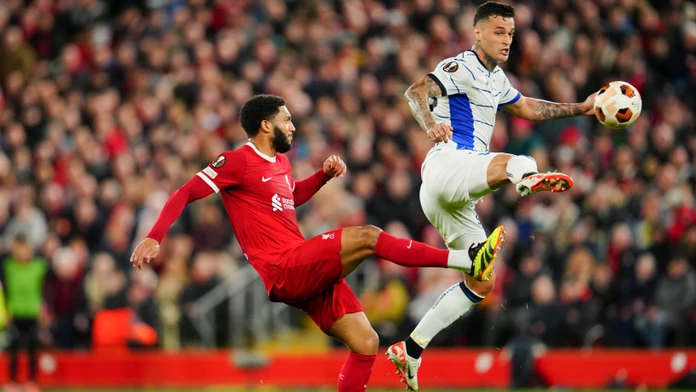 Futbalista Liverpoolu Joe Gomez (vľavo) a hráč Atalanty Gianluca Scamacca bojujú o loptu.