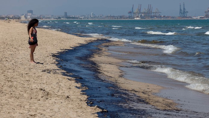 Znečistená pláž vo Valencii