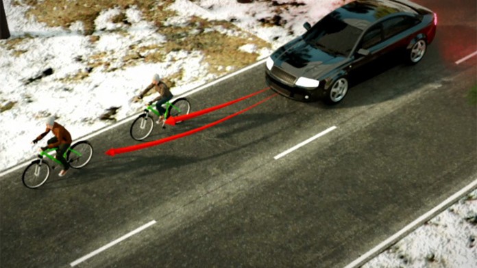 Policajt sa ponáhľal do práce. Zrazil dvoch cyklistov