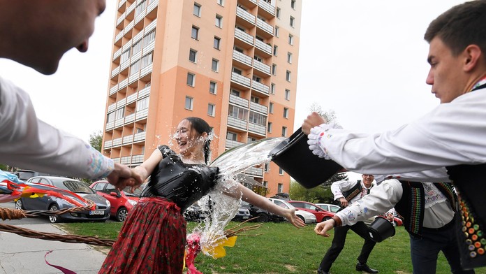 Veľkonočná oblievačka s folklórnym súborom Železiar v Košiciach.
