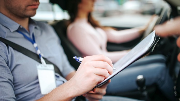 O vodičák prišla skôr, ako ho získala. Lotyška sa dostavila na skúšku v autoškole na mol opitá