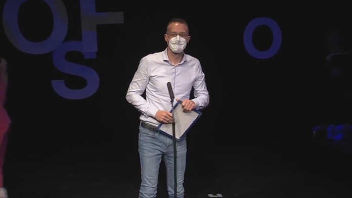 Moderátor diskusnej relácie Na telo Michal Kovačič s novinárskou cenou.