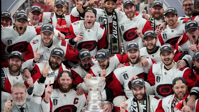 Víťaz Stanley Cupu spravil nevídaný krok. Ako núdzového brankára zapísal výstrojového manažéra