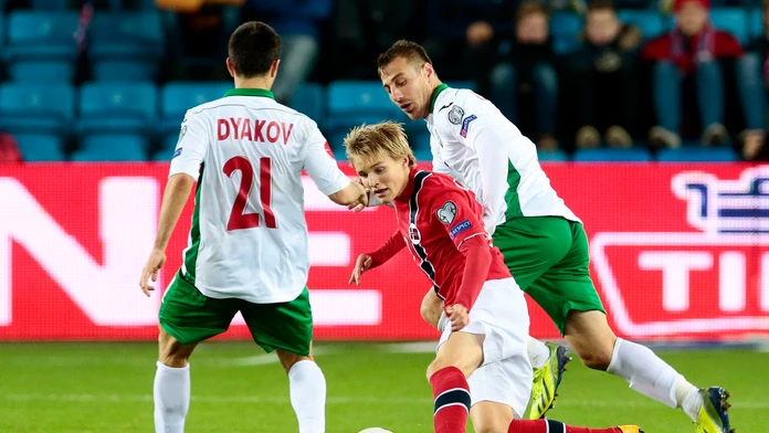 Pätnásťročný nórsky futbalový reprezentant Martin Ödegaard (v strede) 