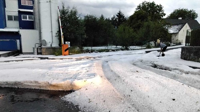 Ako v zime. Mesto na Morave zasypali krúpy, ich vrstva mala desiatky centimetrov