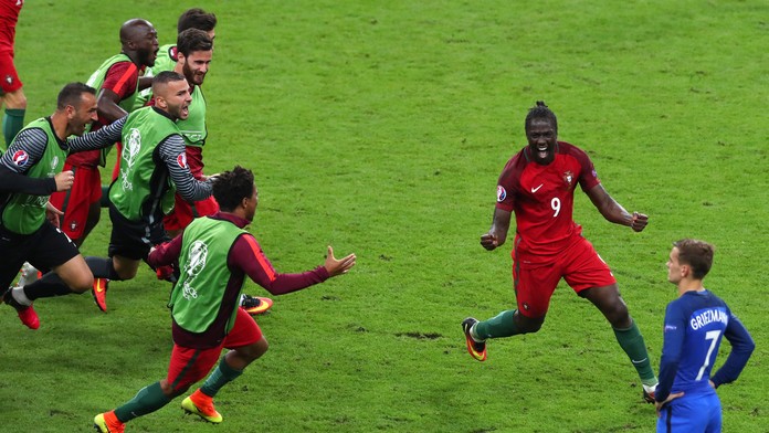 Éder z Portugalska uteká pred svojimi spoluhráčmi po góle v predĺžení vo finále ME proti Portugalsku.