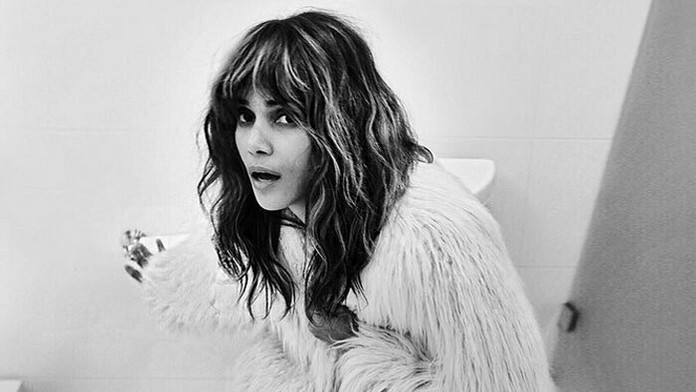 Halle Berry na toalete