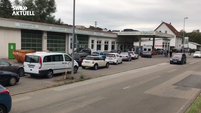 Dopravný chaos spôsobil výpredaj zásob nafty aj benzínu.