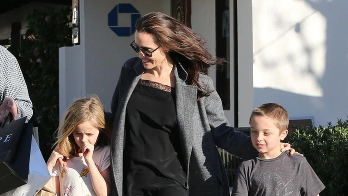 Anjelina Jolie s dvojčatami. 
