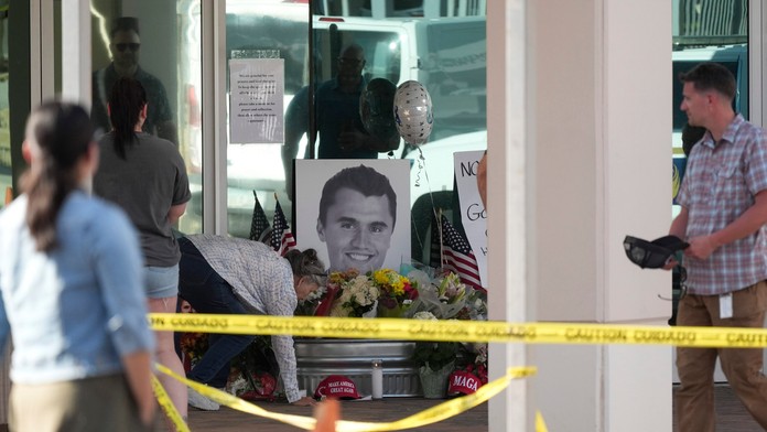 Muž podozrivý z vraždy Charlieho Kirka mal ľavicové názory. K činu sa nepriznal