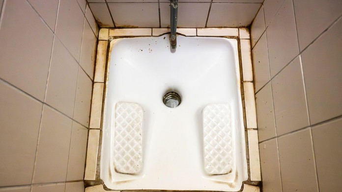 Rakúsko zavádza na odpočívadlách turecké záchody. Kritici hovoria o návrate do stredoveku