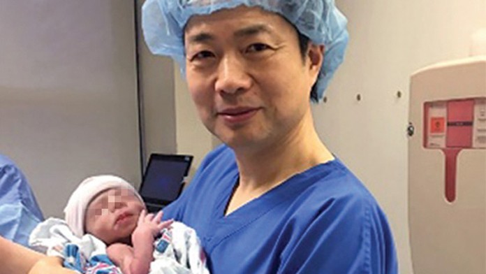 Narodilo sa prvé dieťa na svete, ktorá má DNA od troch rodičov