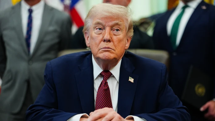 Na snímke americký prezident Donald Trump v Oválnej pracovni Bieleho domu vo Washingtone. 