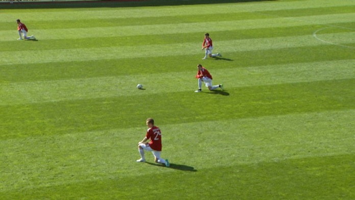 Poďakovanie futbalistov Viktorie Žižkov fanúšikm za podporu.