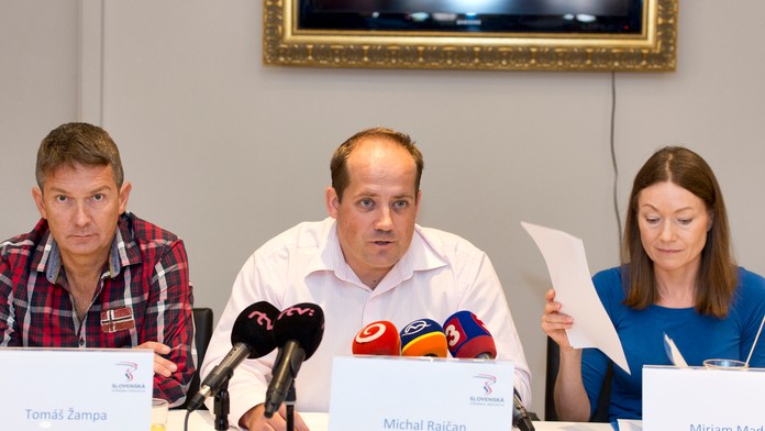 Na snímke sprava členka predsedníctva ÚAD Miriam Madrová, predseda ÚAD Michal Rajčan a otec slovenského zjazdára Adama Žampu Tom