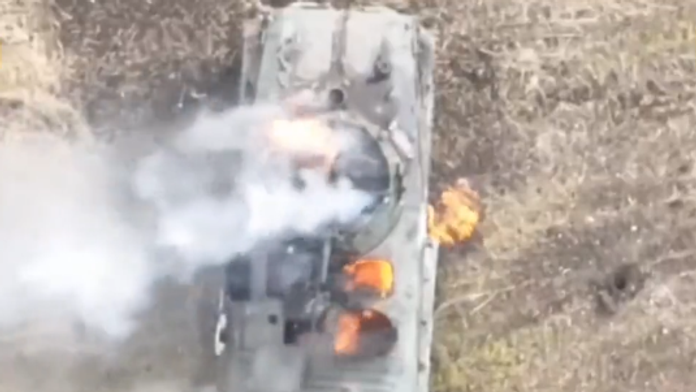 VIDEO: Zásah do čierneho. Bomba ukrajinského dronu vletela priamo dovnútra ruského obrnenca