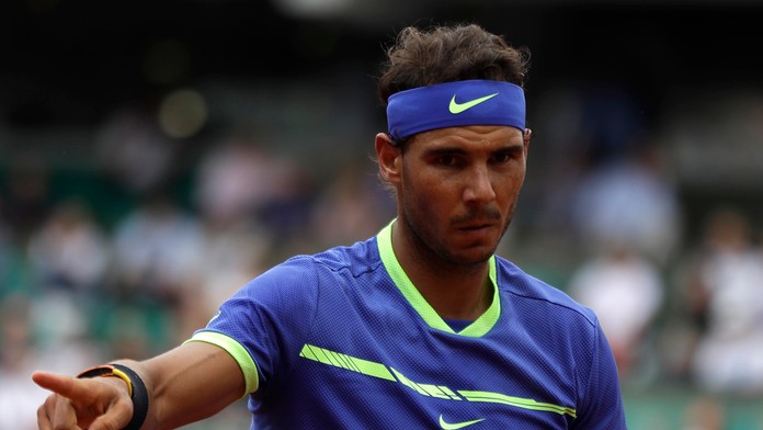 Španiel Rafael Nadal gestikuluje v zápase proti Gruzíncovi Nikolozovi Basilašvilimu.