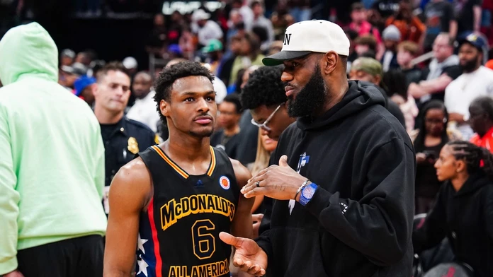 Historický moment v NBA: Lakers draftovali Bronnyho Jamesa, prvýkrát si môže otec zahrať so synom