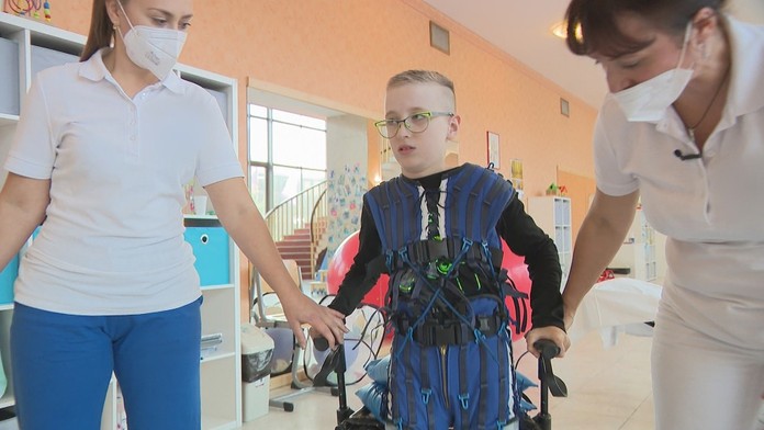 Alex po rokoch rehabilácie začína robiť prvé kroky.