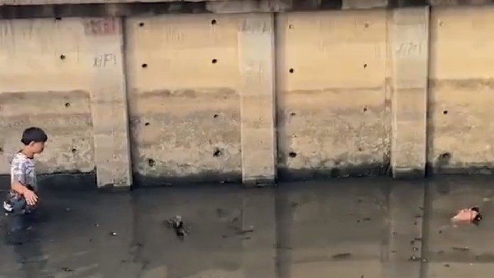 VIDEO: Šokujúci incident z Bangkoku. Z plávajúcej mŕtvoly v bahne bol napokon meditujúci starší muž