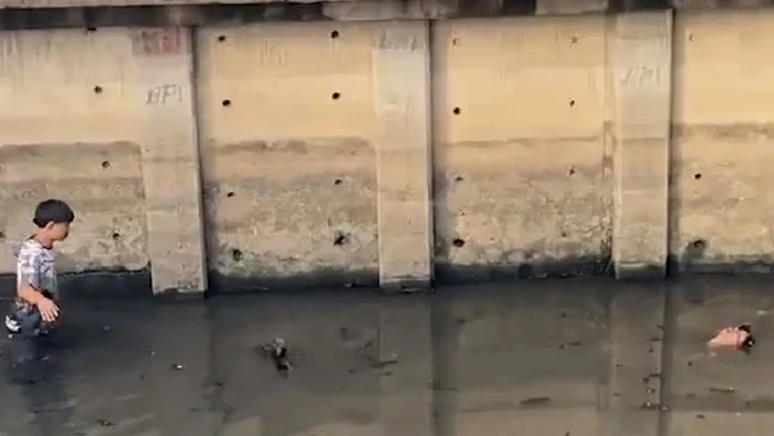 VIDEO: Šokujúci incident z Bangkoku. Z plávajúcej mŕtvoly v bahne bol napokon meditujúci starší muž