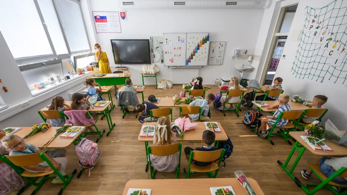 Na snímke prváci sedia v triede počas slávnostného otvorenia nového školského v základnej škole v obci Kráľová pri Senci.