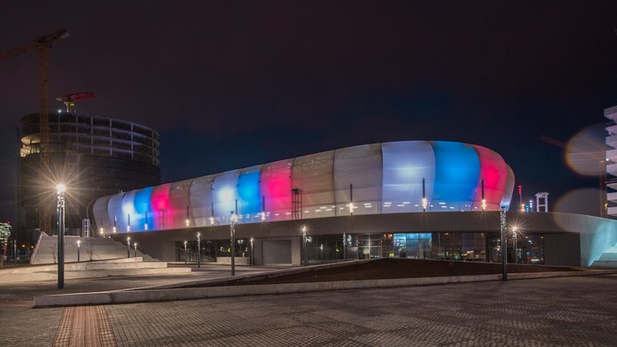 Rozsvietený nový Národný futbalový štadión.