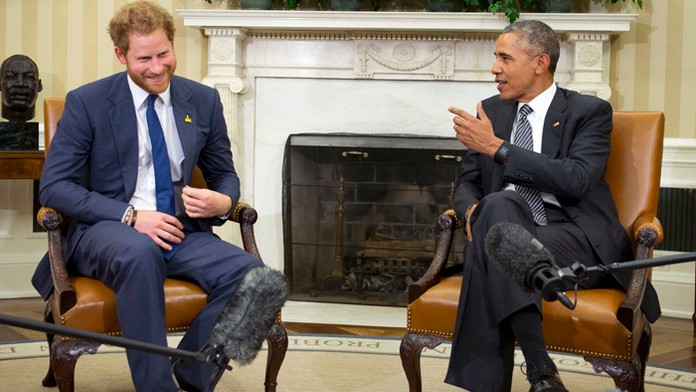 Americký prezident Barack Obama (vpravo) a britský princ Harry počas stretnutia vo Washingtone.