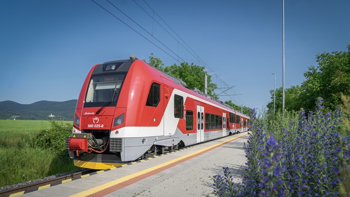 Na železniciach začínajú platiť dve významné zmeny. Týkajú sa nákupu lístkov