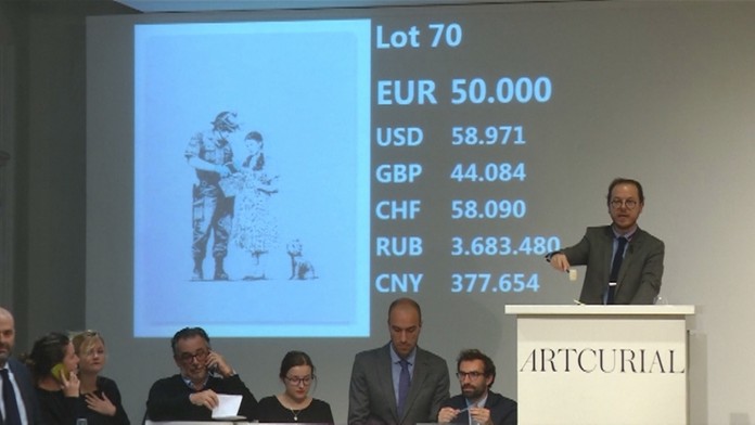 Na aukcii v Paríži dražili aj Banksyho obrazy.