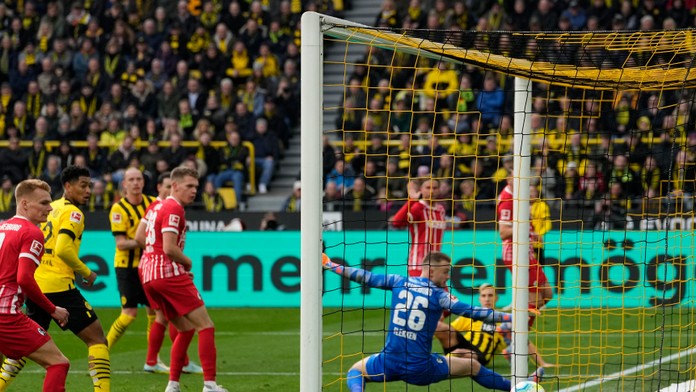 Union využil zaváhania Bayernu a Bundesliga má nového pána, Dortmund zničil Freiburg