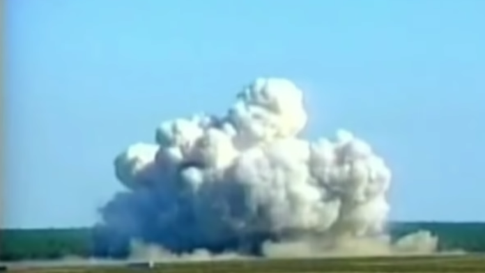 Zľava Američania Mikey Anderson a Cayden Primeau oslavujú triumf v semifinále MS do 20 rokov nad Ruskom.