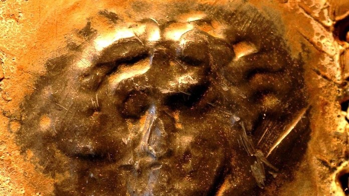 Tvár Ježiša na olovenej doske.