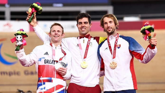 Zlatý medailista Alfonso Cabello Llamas , strieborný Jody Cundy a bronzový Jozef Metelka.