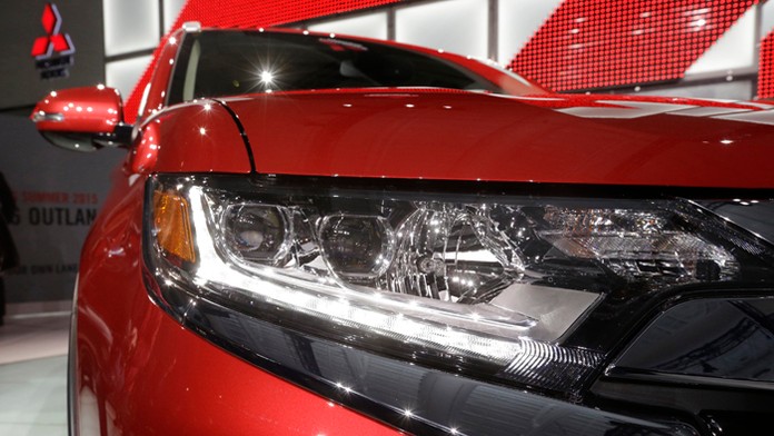 Na snímke čelné svetlá nového modelu automobilu Mitsubishi Outlander.