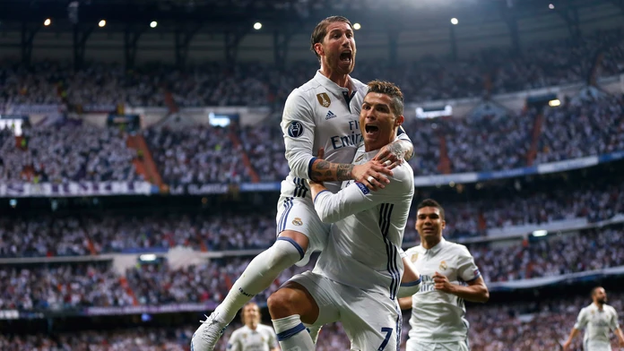 Sergio Ramos (vľavo) sa so spoluhráčom z Realu Cristianom Ronaldom radujú z gólu v semifinále LM proti Atléticu.