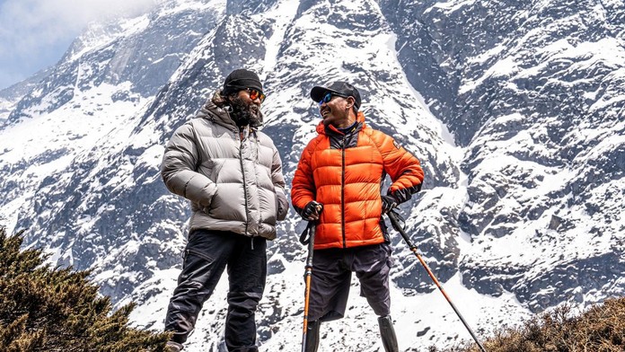 Hari Budha Magar na snímke s amputovanými  nohami sa zapísal do dejín horolezectva.