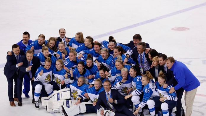 Fínske hokejistky pózujú po výhre 32 v zápase o 3. miesto Fínsko - Olympijskí športovci z Ruska.