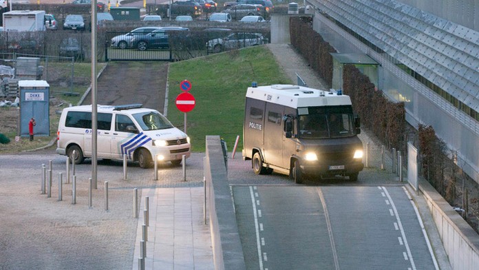 Policajná dodávka prichádza k budove súdu v Antverpách.