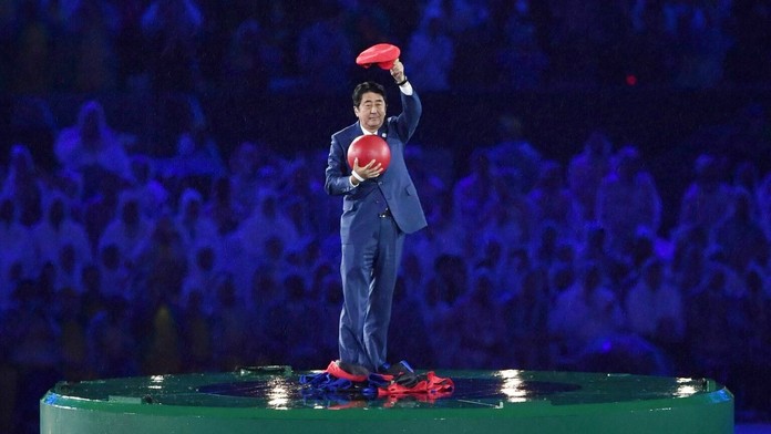Japonský premiér Šinzo Abe  prevzal symbolickú štafetu počas záverečného ceremoniálu LOH v Riu.