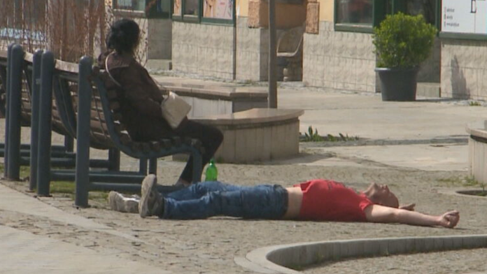 Muž leží na ulici