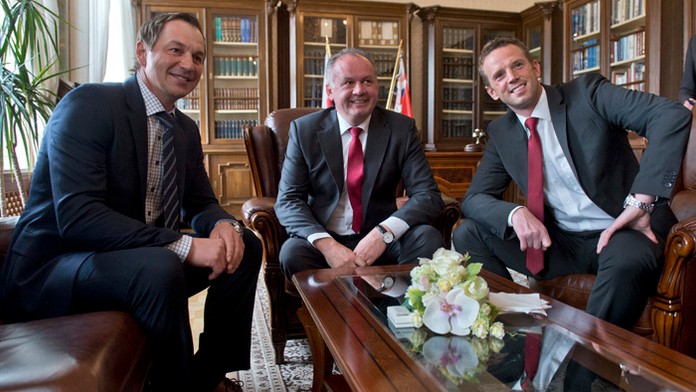 Bývalí reprezentanti Peter Bondra a Richard Lintner s prezdientom Andrejom Kiskom.