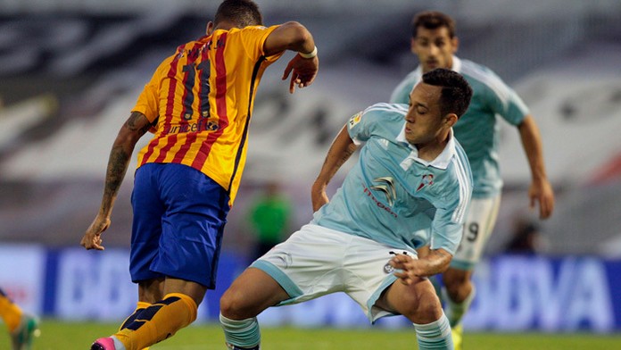  Hráč FC Barcelona Neymar v súboji s Fabiánom Orellanom (Celta Vigo).