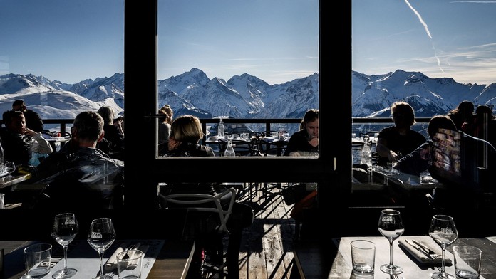 VIDEO: Mladík „zo žartu“ hodil zľadovatenú snehovú guľu na terasu reštaurácie. Za zranenie turistu mu hrozí väzenie