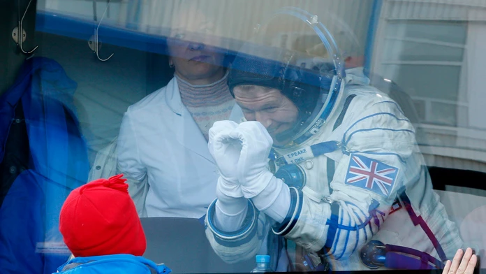 Britský kozmonaut Timothy Peake ukazuje rodine srdiečko ako pozdrav pred odletom na vesmírnu stanicu ISS. 15. decembra