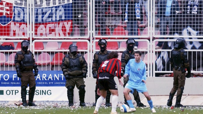 Tradičné derby z roku 2006. Na snímke Pavol Sedlák (ŠK Slovan Bratislava) v súboji s Martinom Poljovkom (FC Spartak Trnava).